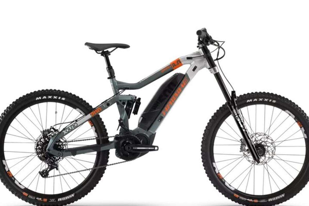 o bicicletă de munte este în aer