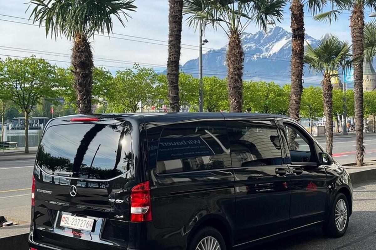 čierne SUV zaparkované na ulici s palmami