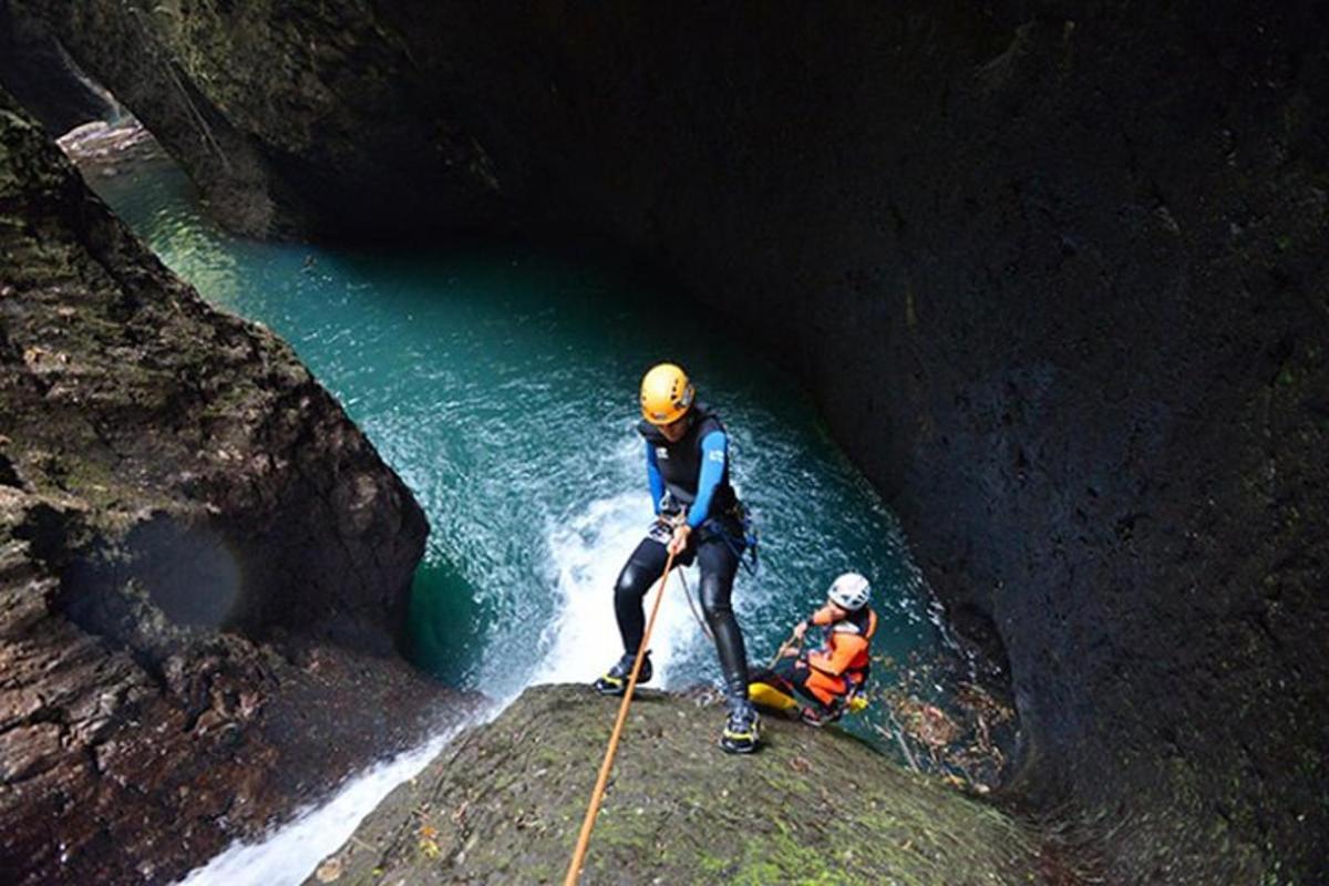 due persone in piedi su una roccia in una grotta