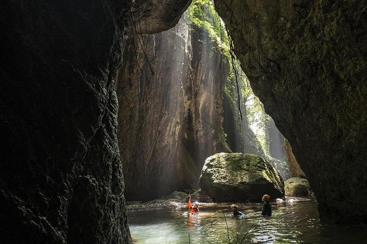 un gruppo di persone che nuotano in un fiume in una grotta