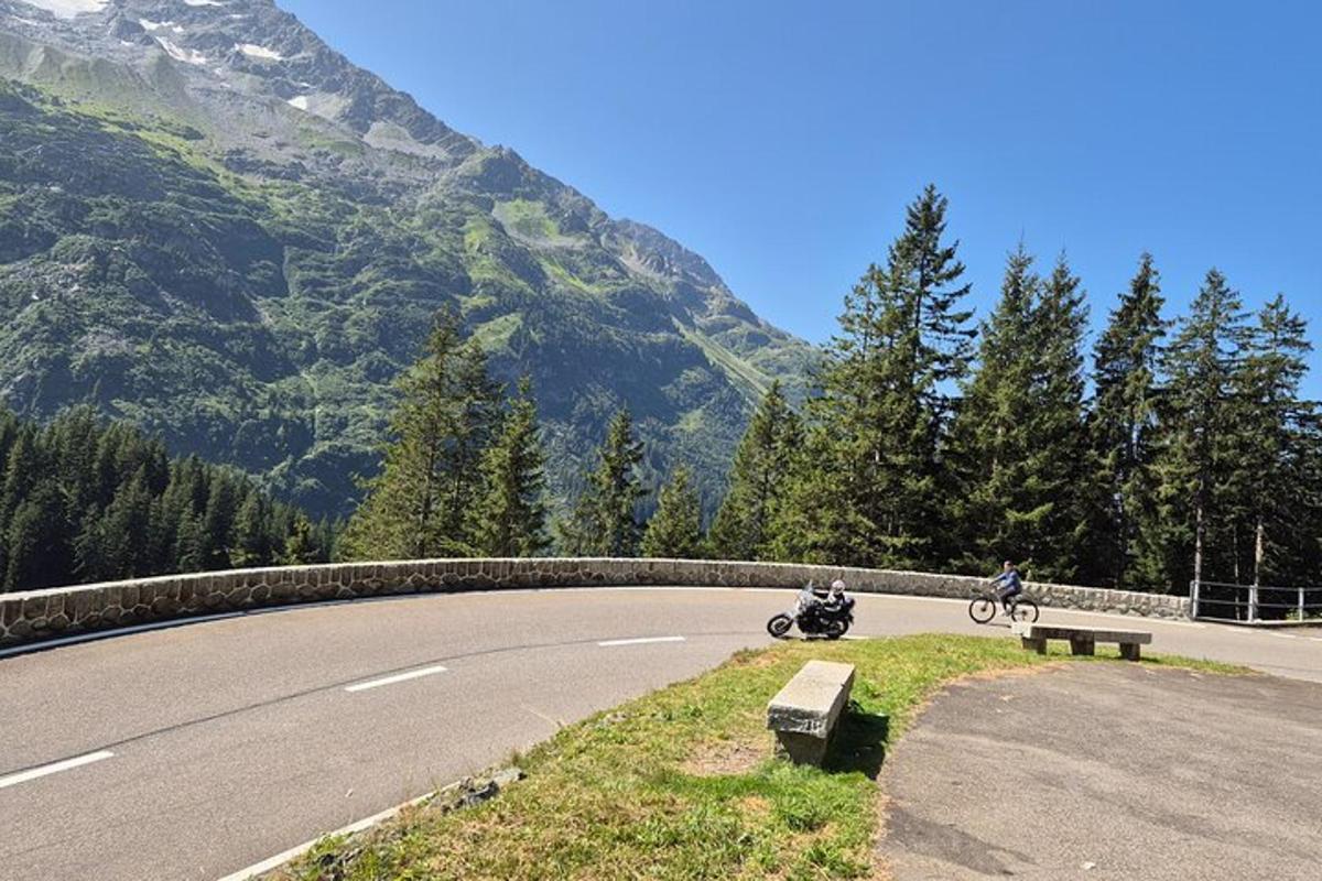 uma pessoa andando de motocicleta em uma estrada de montanha