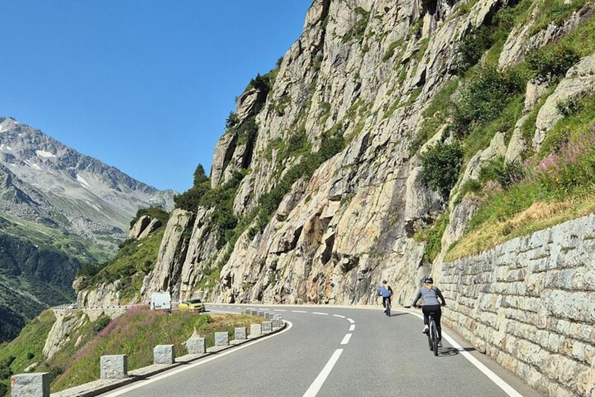 duas pessoas andando de bicicleta em uma estrada de montanha
