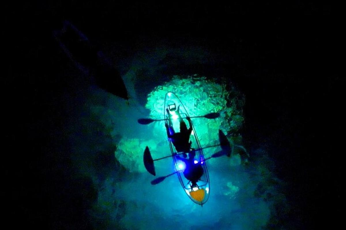 una persona su una barca in acqua di notte