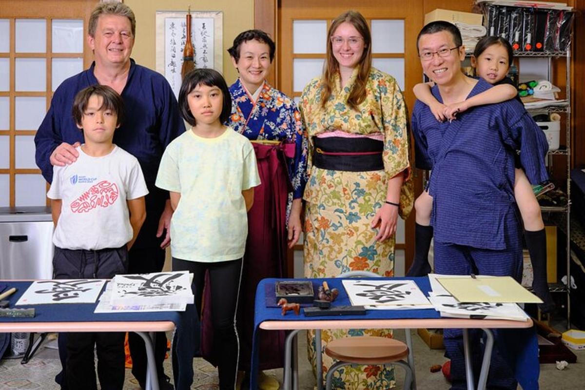 uma família posando para uma foto em uma sala