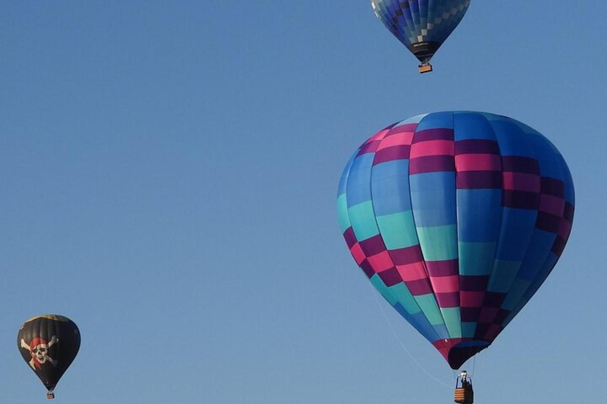dos globus aerostàtics volant al cel blau