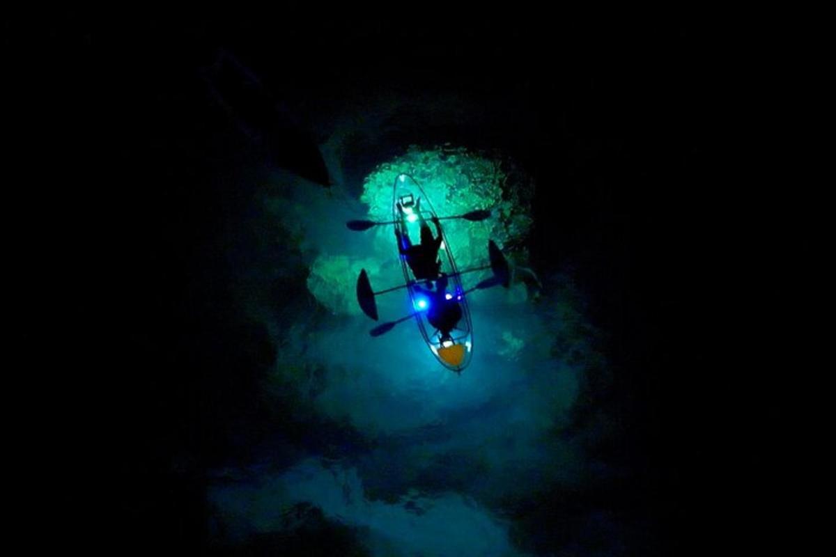 una persona su una barca in acqua di notte