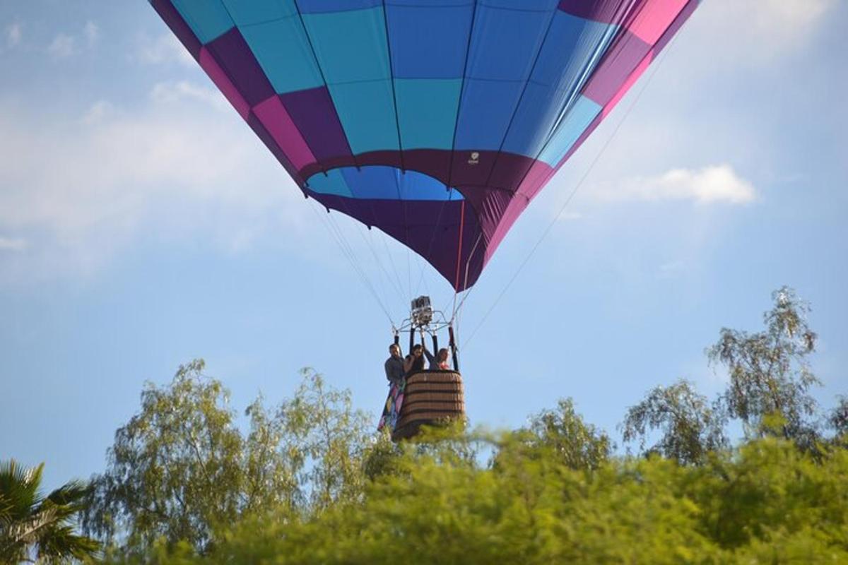 un globus aerostàtic de colors volant al cel