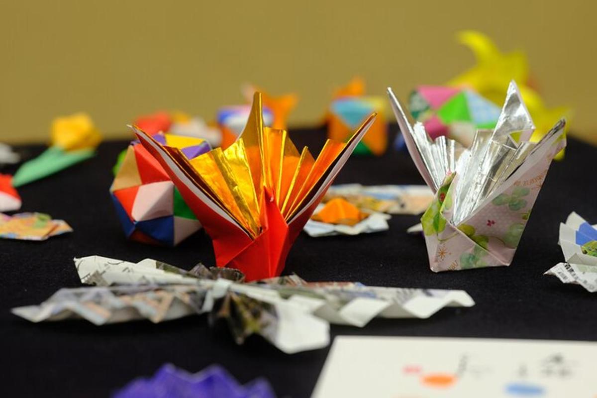 uma mesa coberta com origamis de papel coloridos
