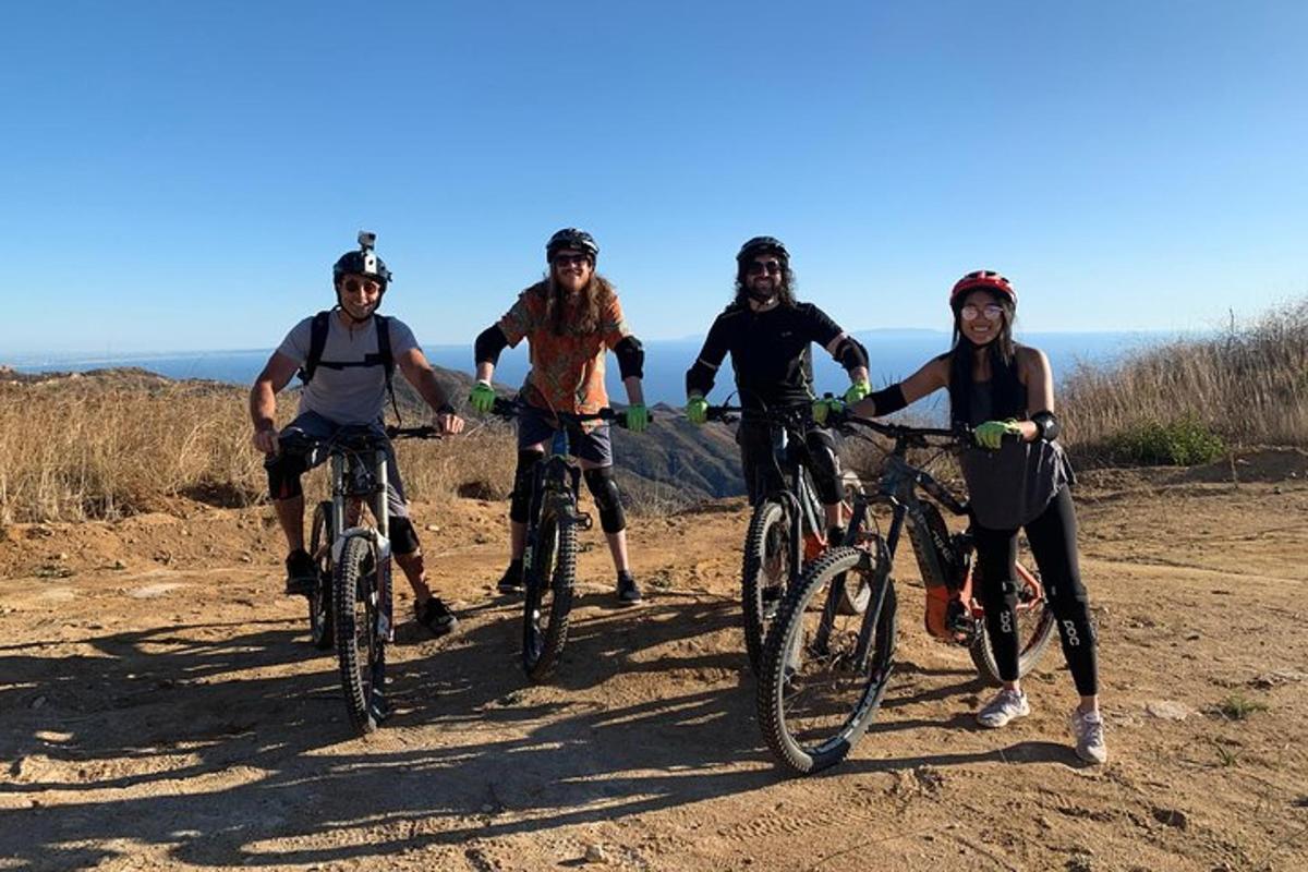 um grupo de pessoas andando de bicicleta em uma estrada de terra