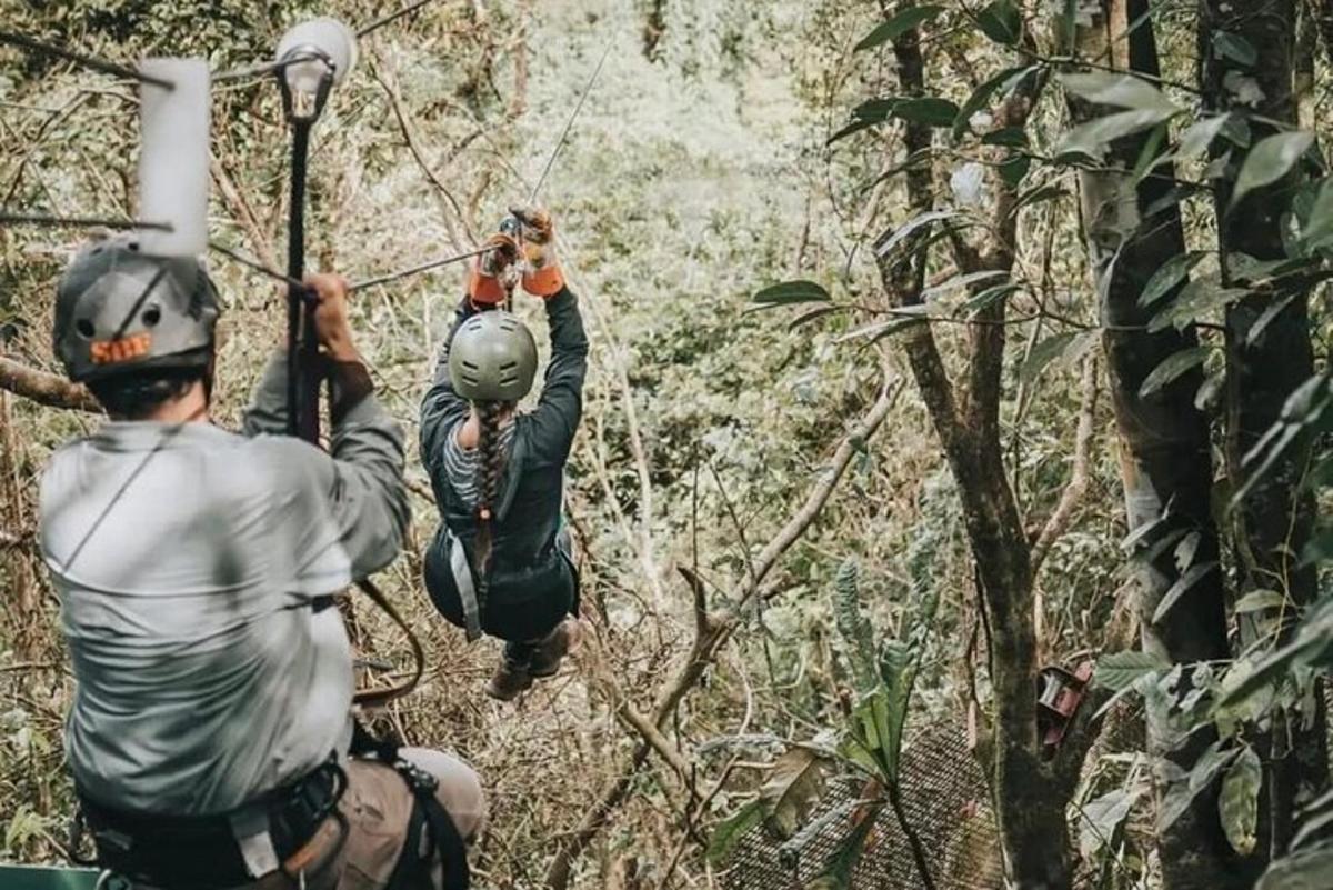 twee mensen op een zipline in de jungle