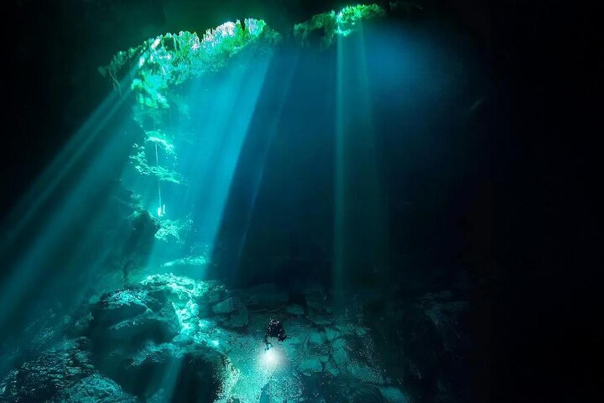 paprsek světla prosvítající oceánskou vodou
