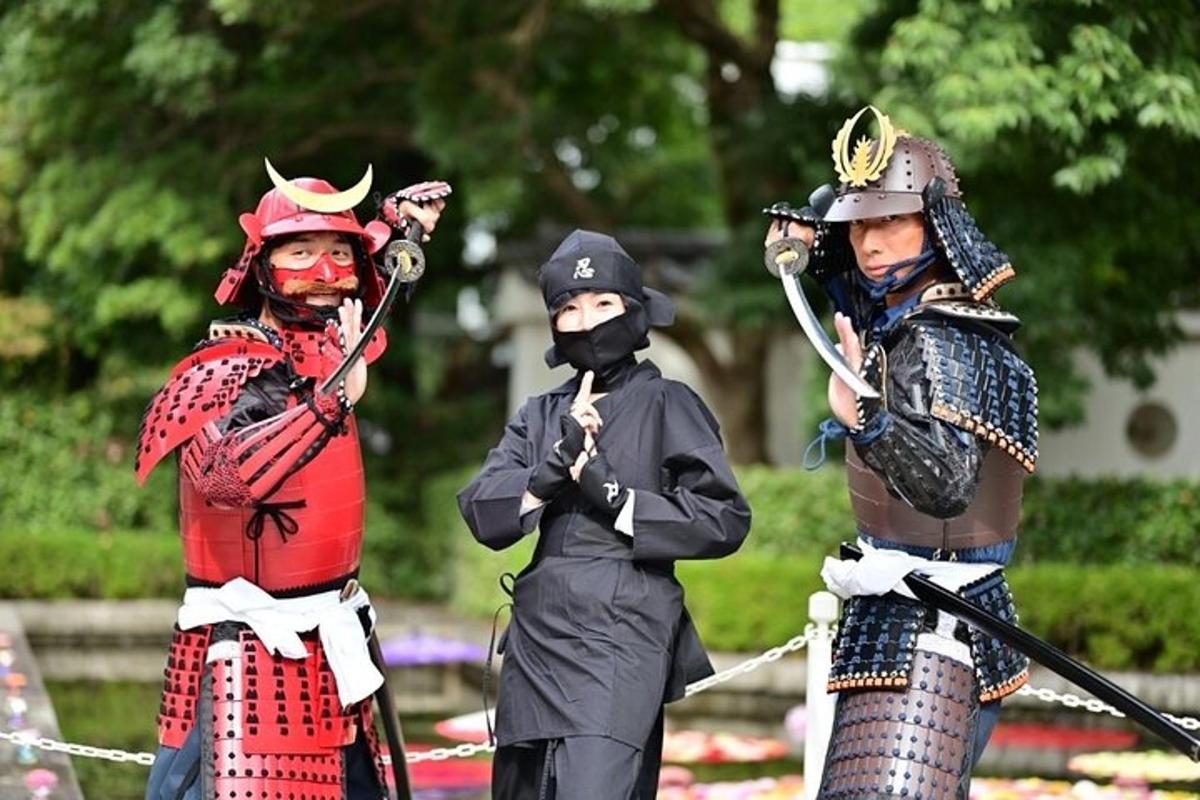 un grup de tres persones disfressades
