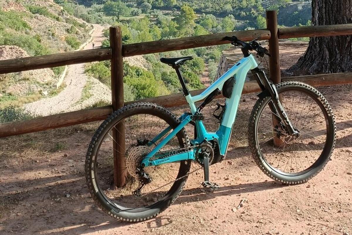 een blauwe fiets geparkeerd naast een hek