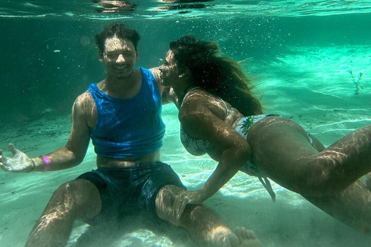 Un hombre y una mujer jugando en el agua