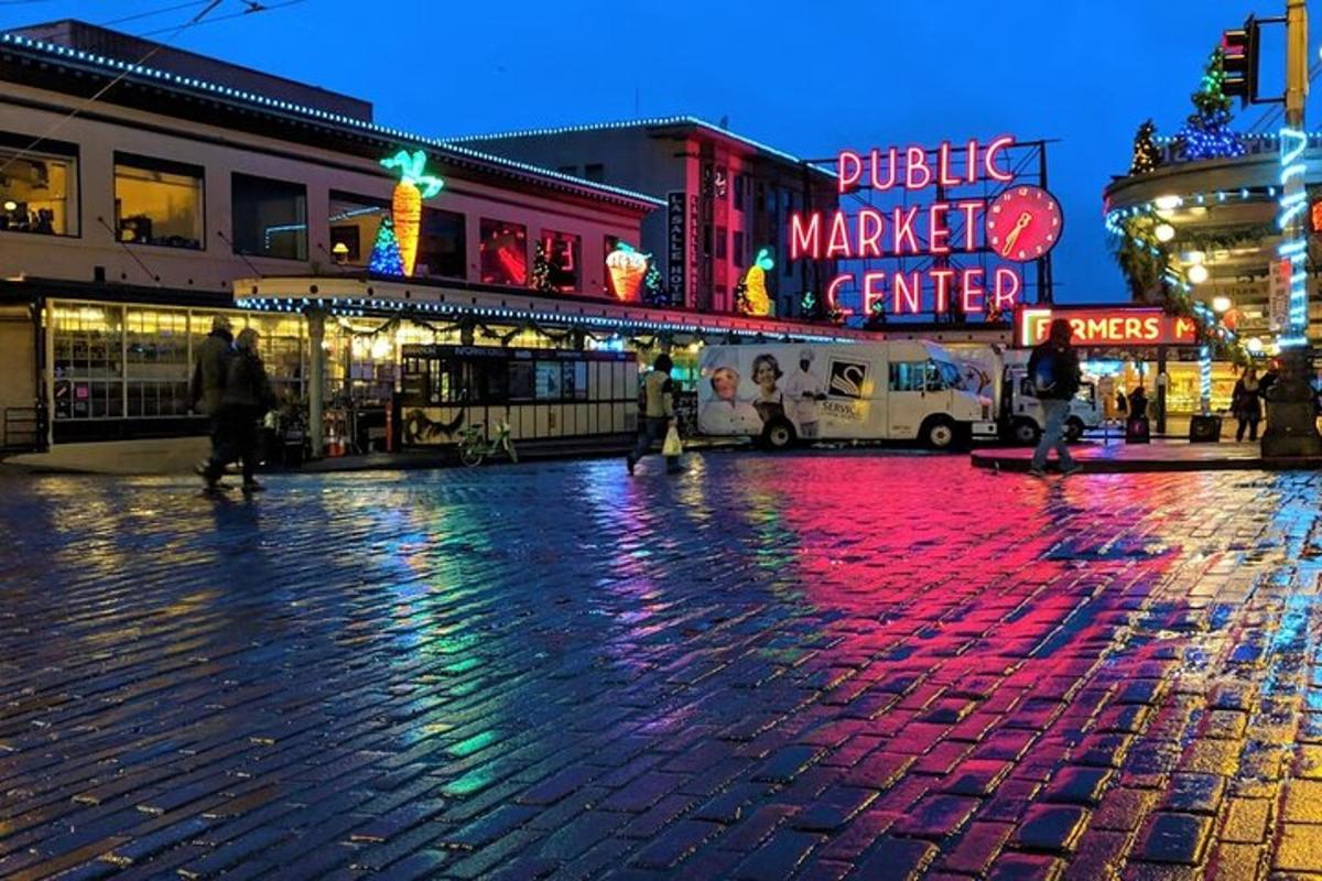 jalan berlampu merah di bandar pada waktu malam