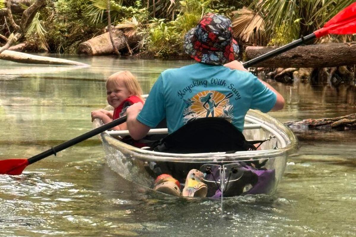 eine Frau und ein Kind in einem Boot im Wasser