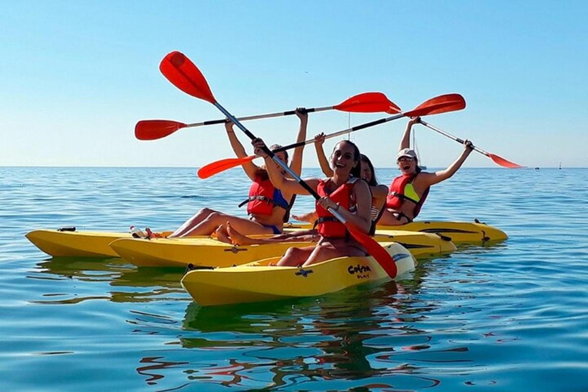 tatlong taong kayaking sa tubig sa karagatan