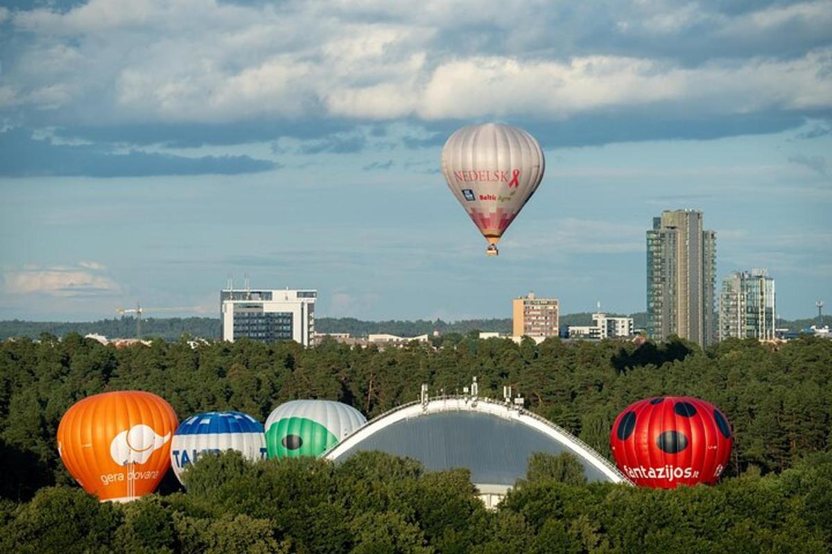 un gruppo di mongolfiere che sorvolano una città