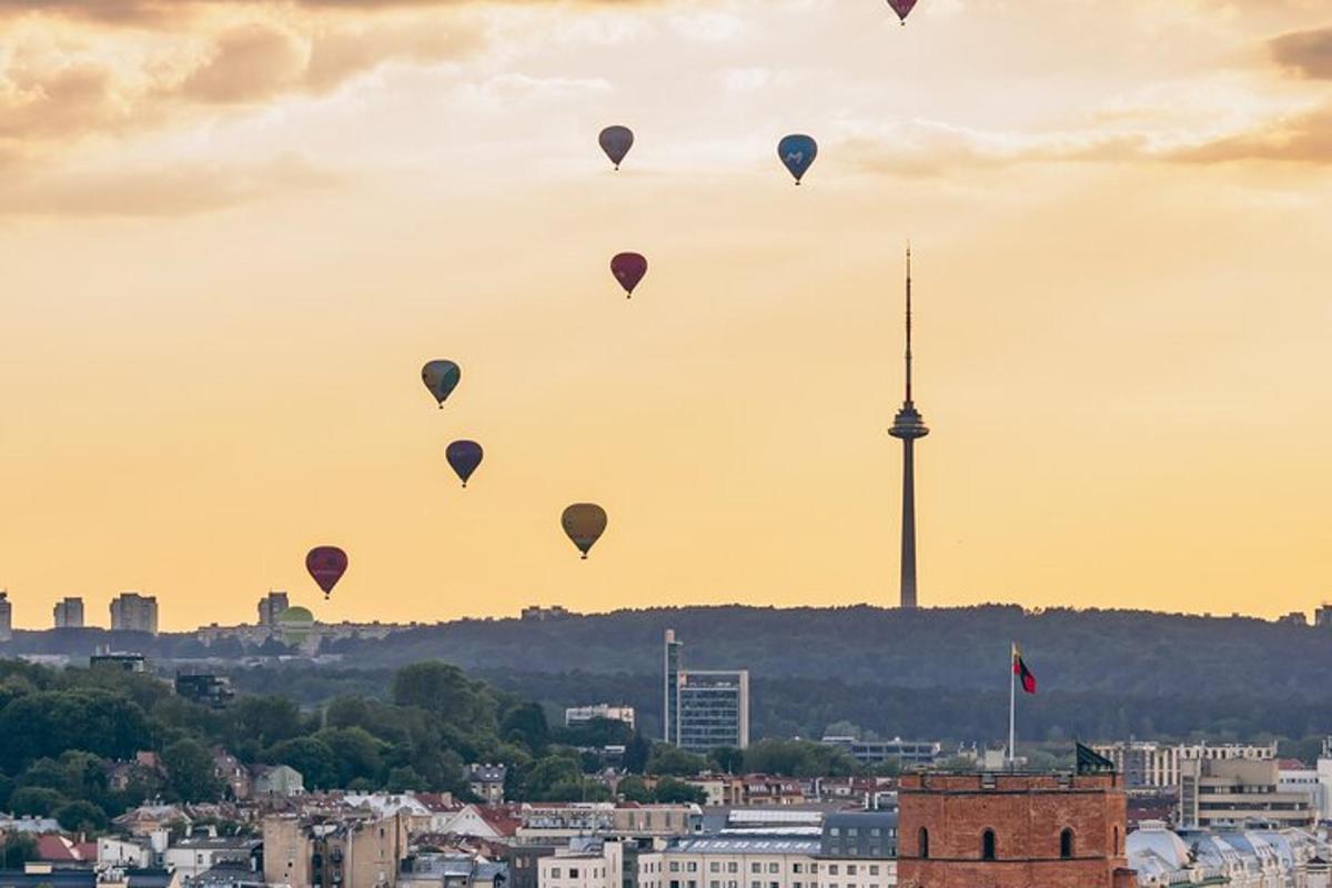 un gruppo di mongolfiere che sorvolano una città