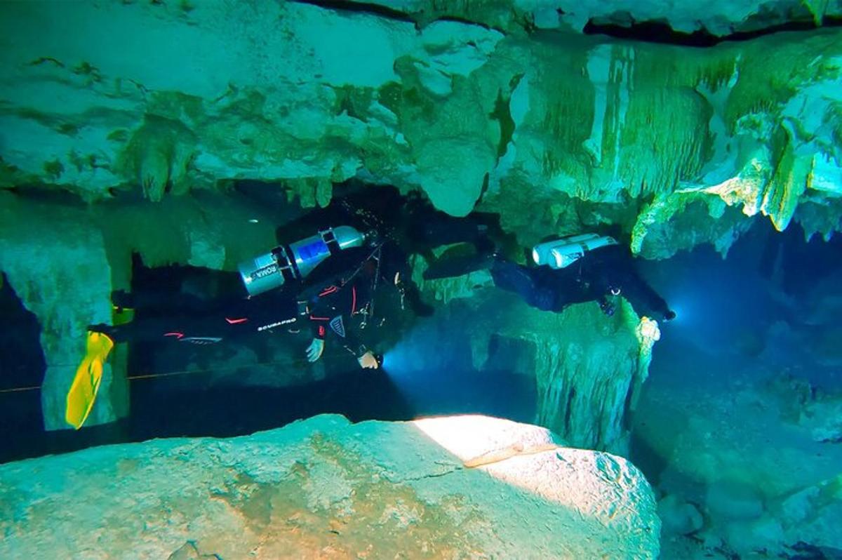 un gruppo di persone che nuotano in una grotta