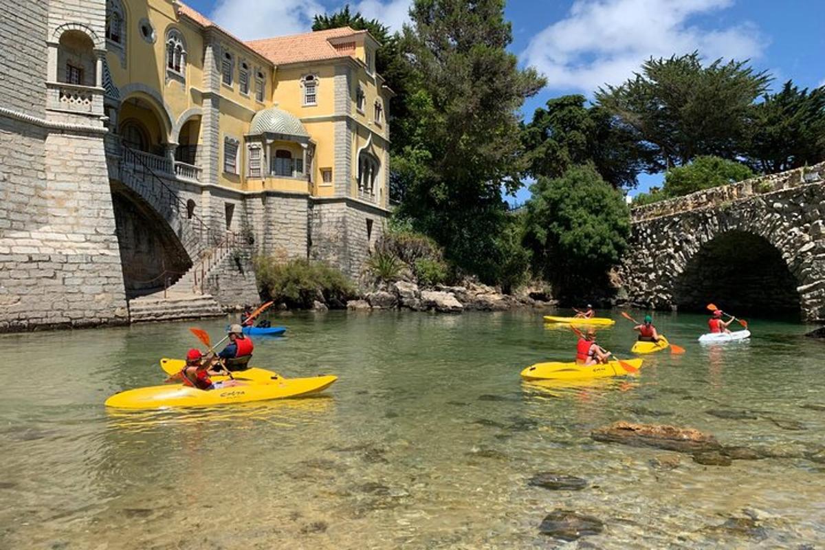 isang grupo ng mga tao sa kayak sa isang ilog malapit sa isang gusali