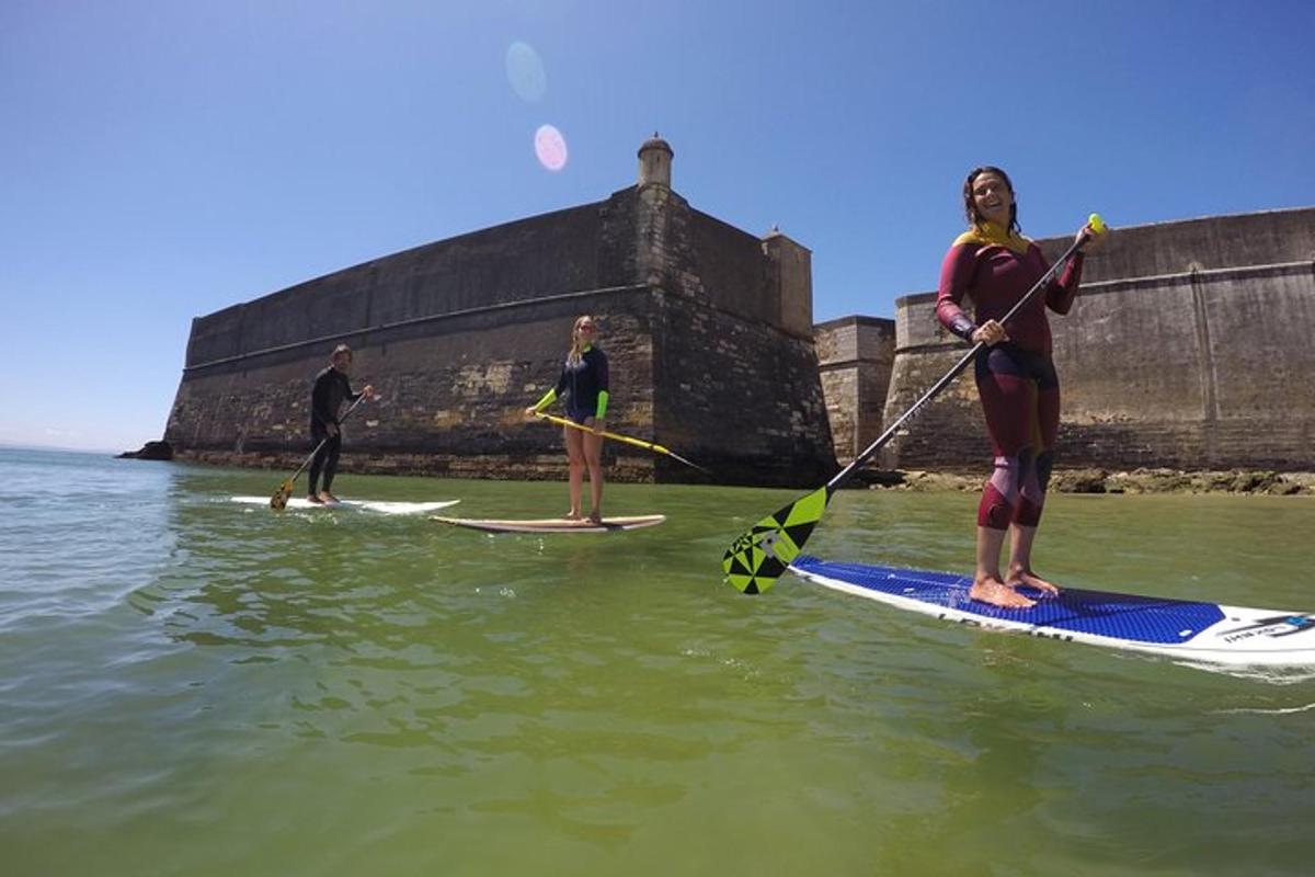 skupina lidí na paddleboardech ve vodě