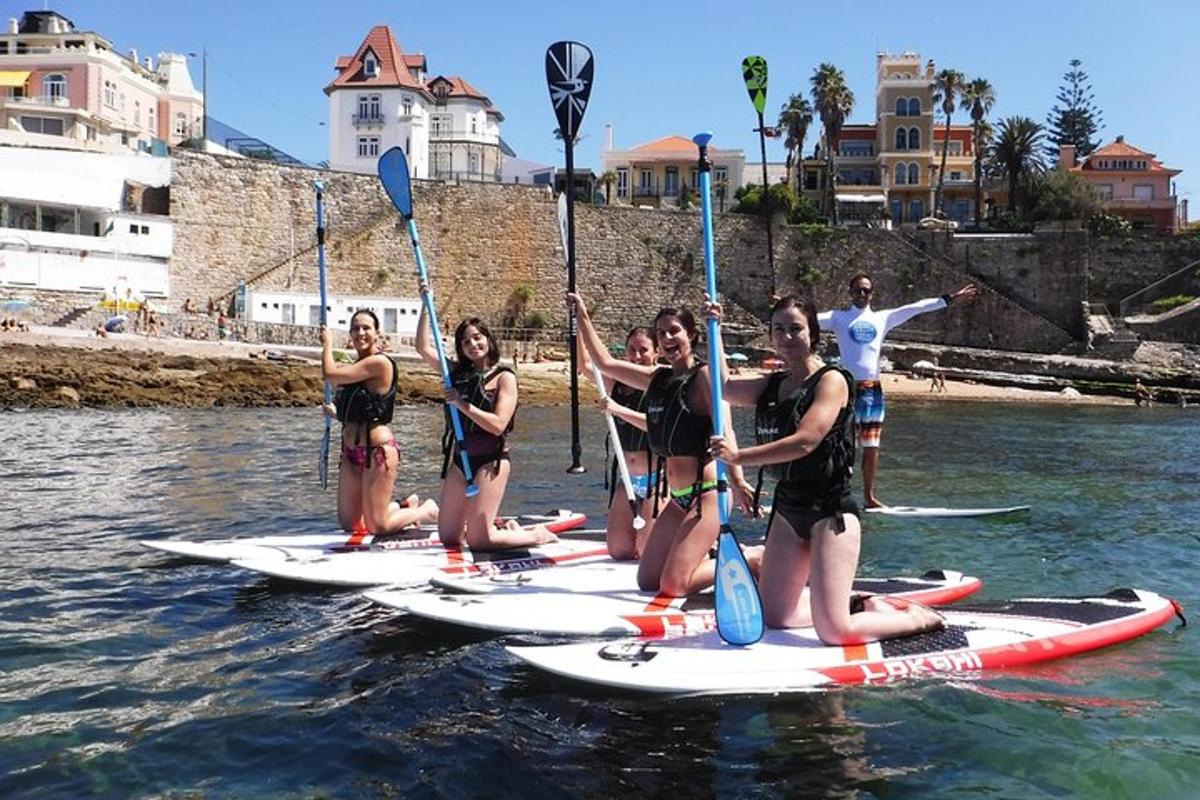 skupina lidí na paddleboardech ve vodě