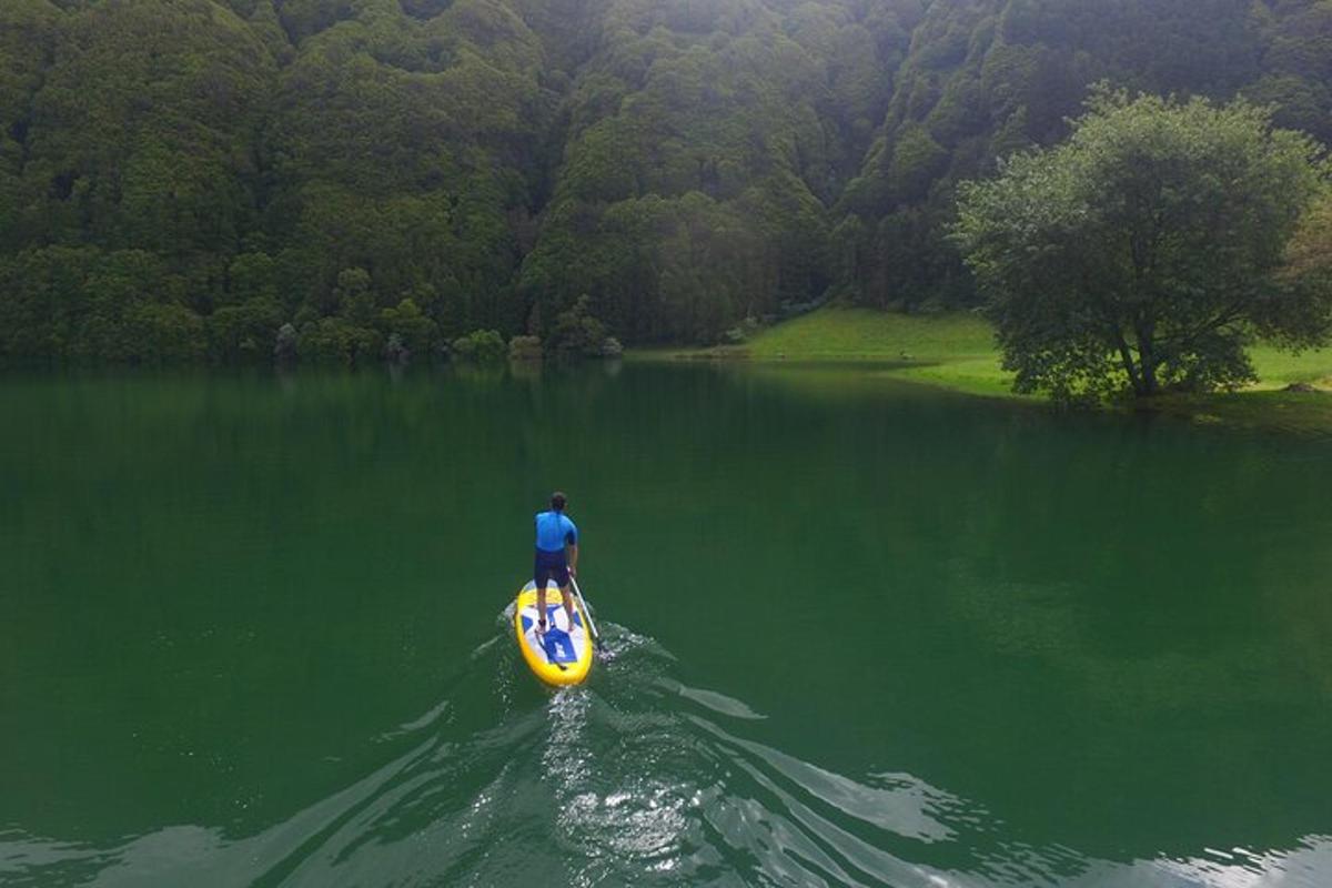una persona su una tavola da paddle in un lago
