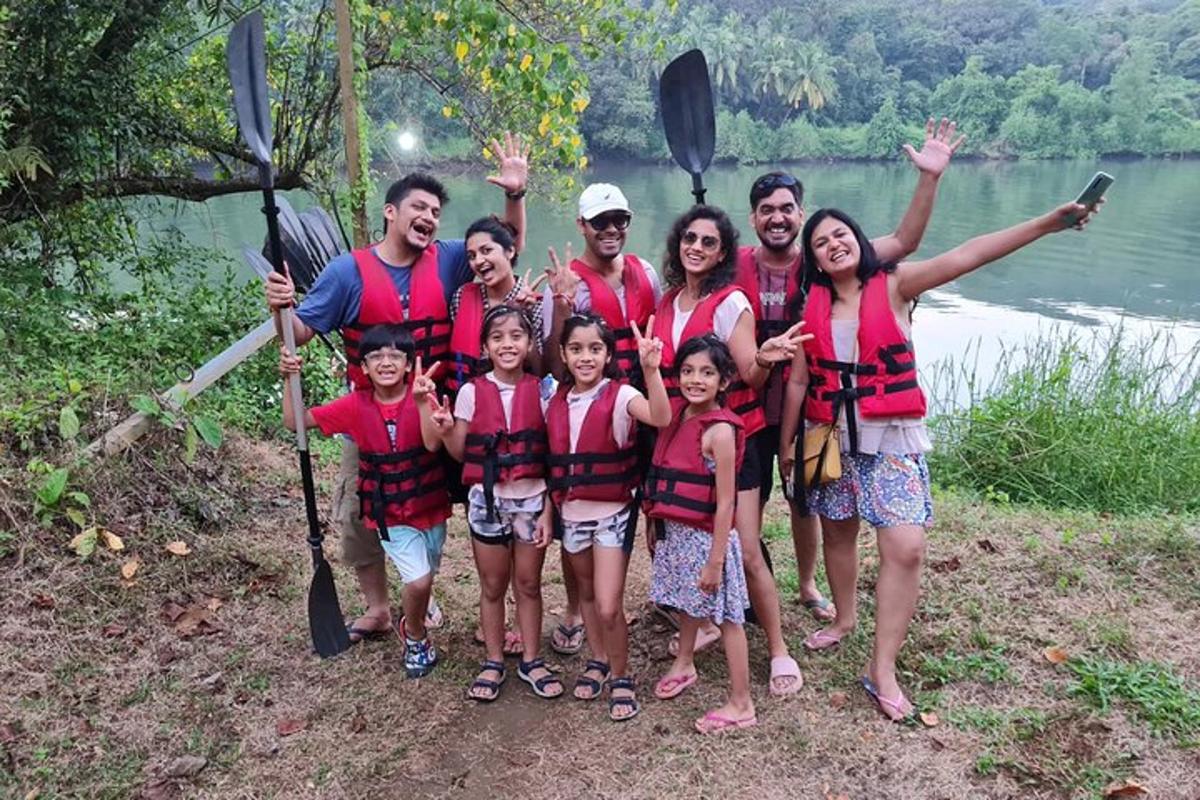 sekumpulan orang bergambar di sebelah tasik