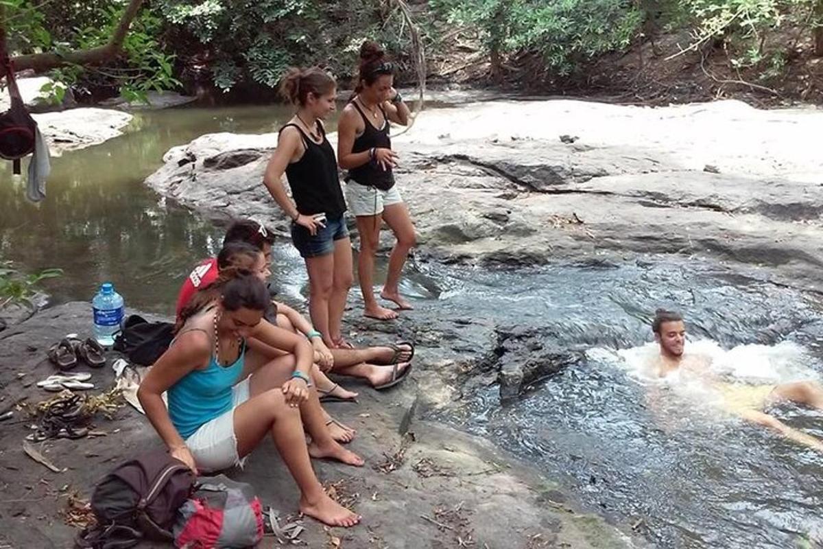 un gruppo di persone in un fiume con un uomo in acqua