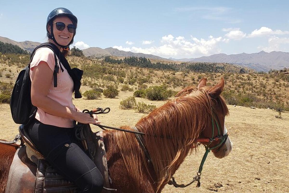 una donna a cavallo nel deserto