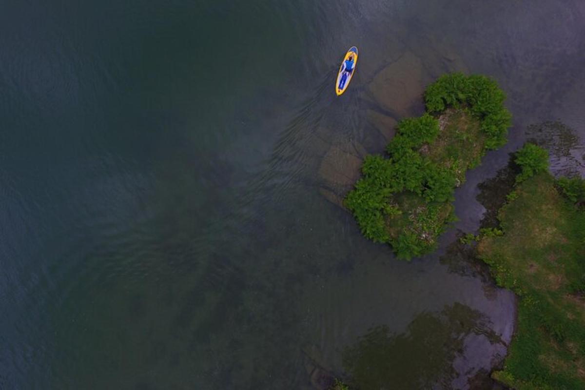 un'isola con una barca in mezzo all'acqua