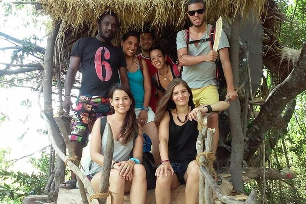 un gruppo di persone in posa per una foto in una capanna