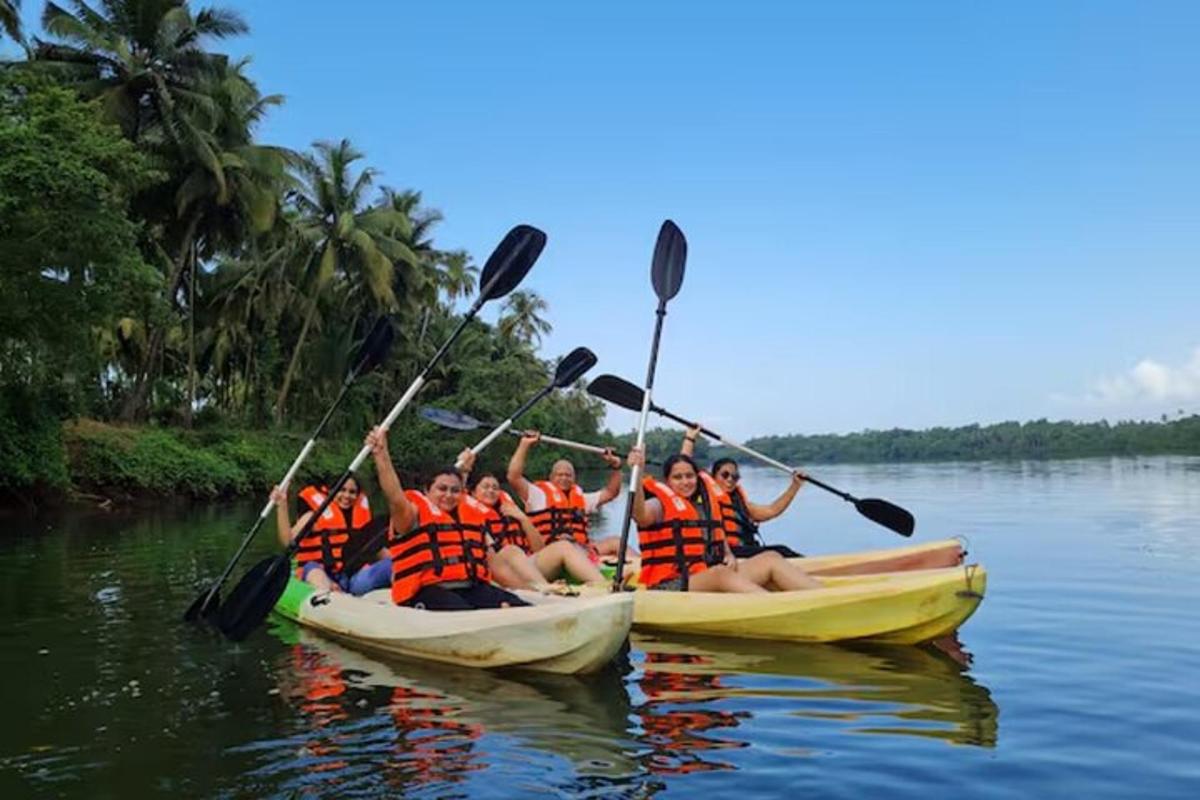 sekumpulan orang dalam kayak di atas air