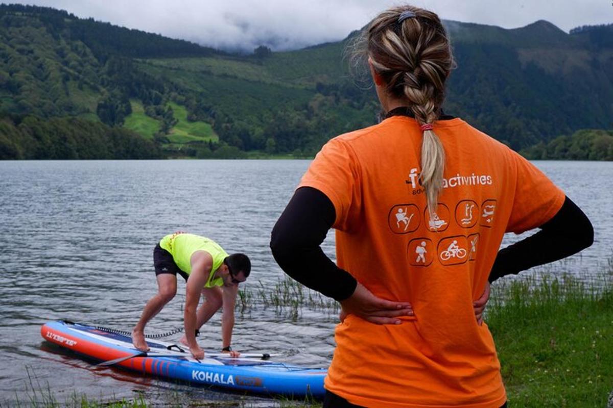 due persone in piedi su una tavola da paddle in acqua