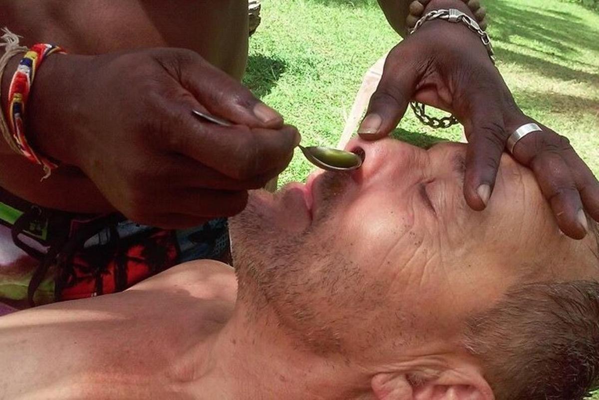 un uomo che si fa tagliare i capelli con un cucchiaio