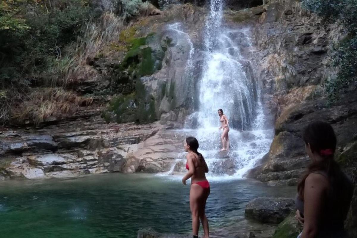 Un grupo de personas de pie en una cascada