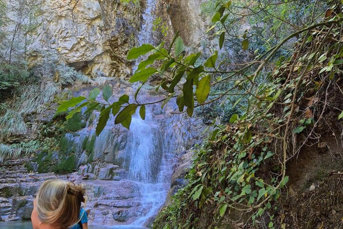 una mujer parada frente a una cascada