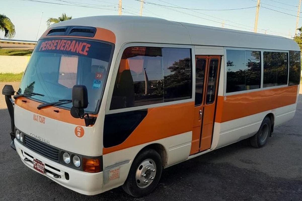 oranžovobílý autobus zaparkovaný na parkovišti