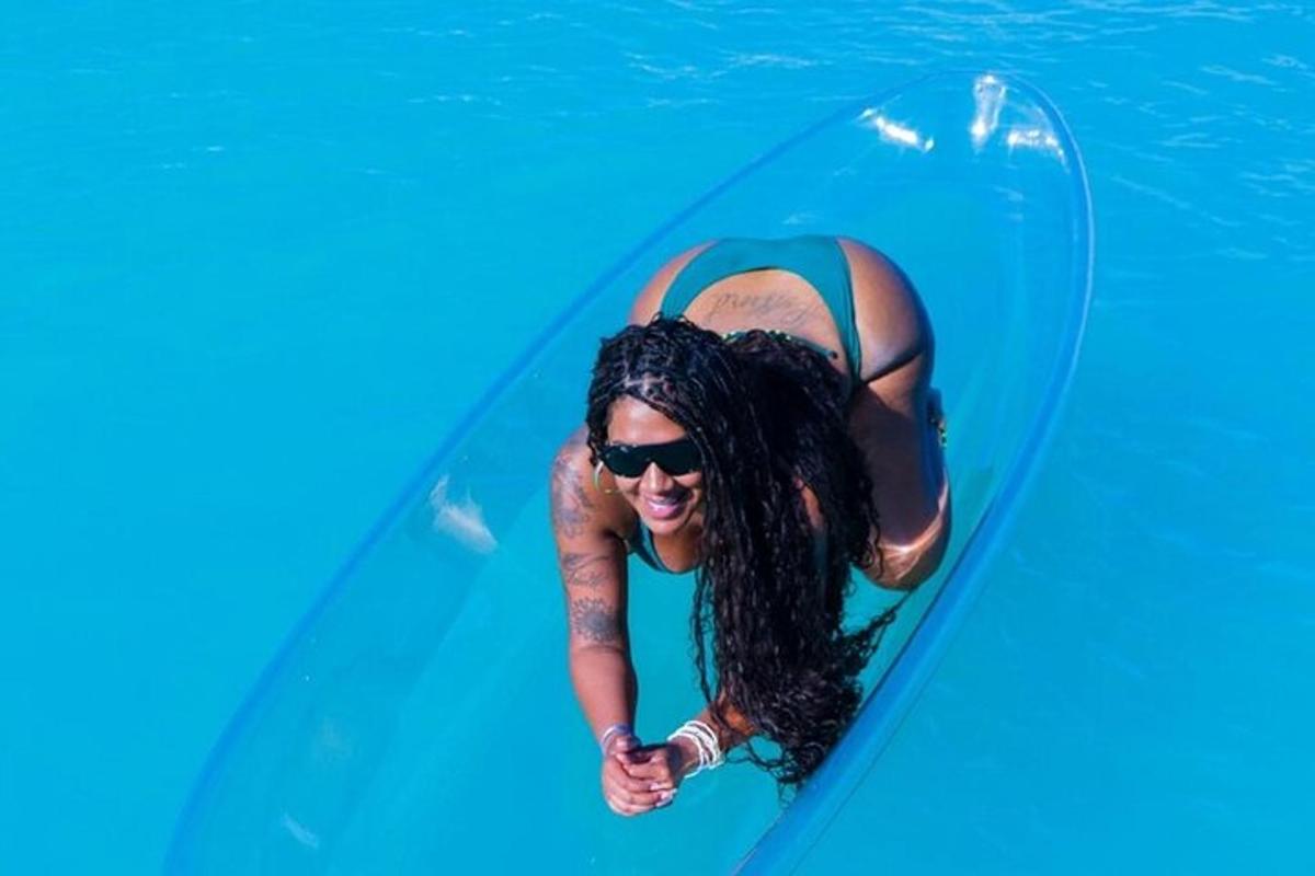 uma mulher na água em uma prancha de surfe na água