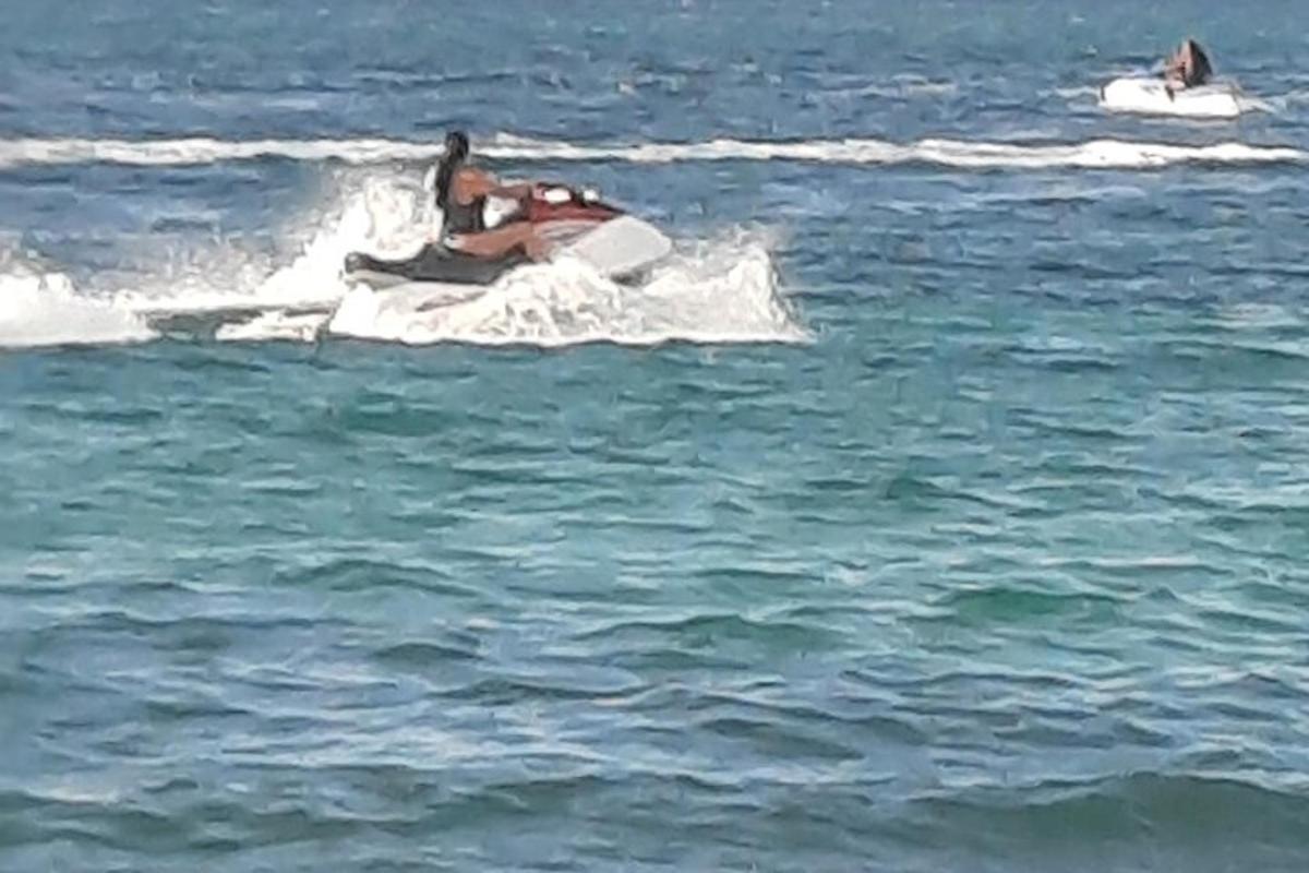 dos personas viajando en un bote en el agua