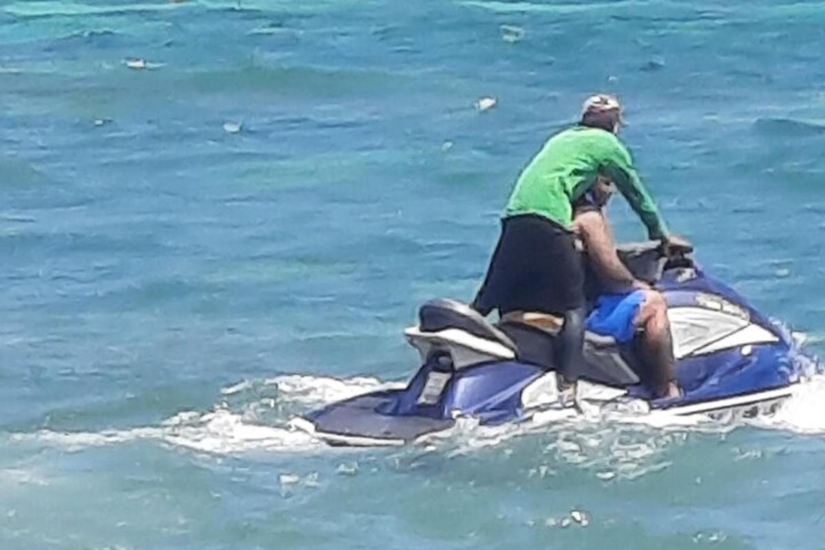 Un hombre en una moto acuática en el agua