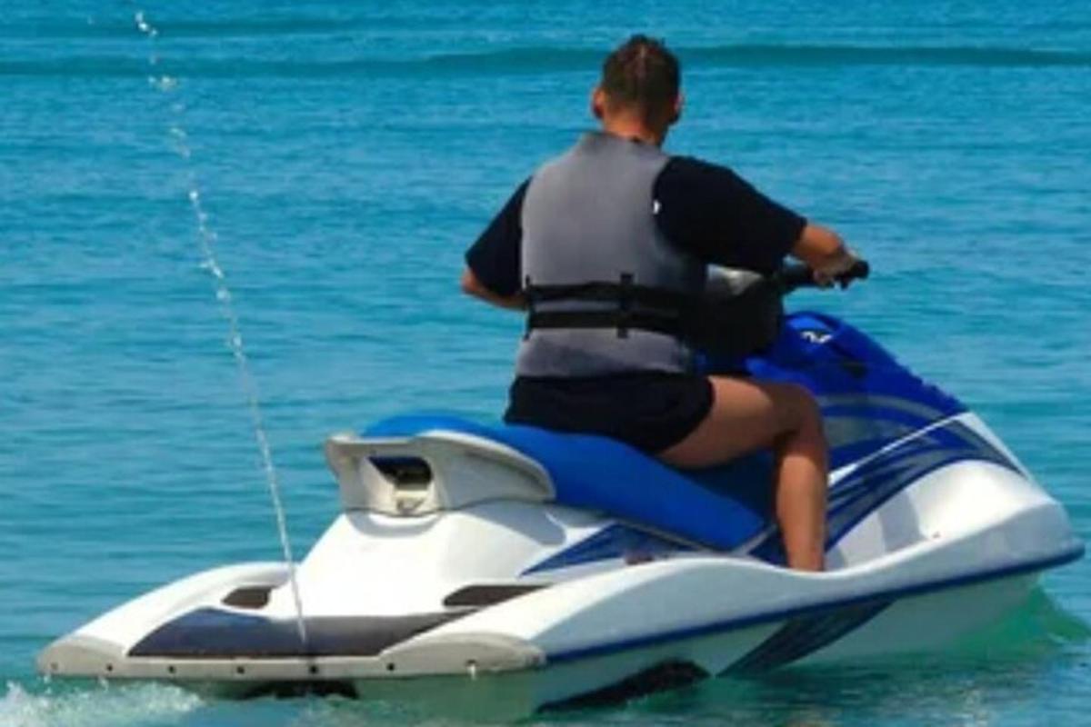 Un hombre viajando en una moto acuática en el agua