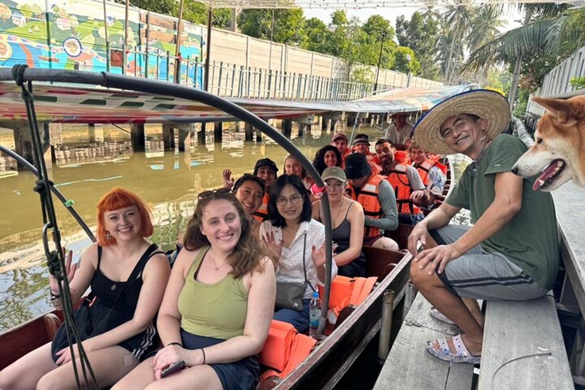 un grupo de personas viajando en un bote