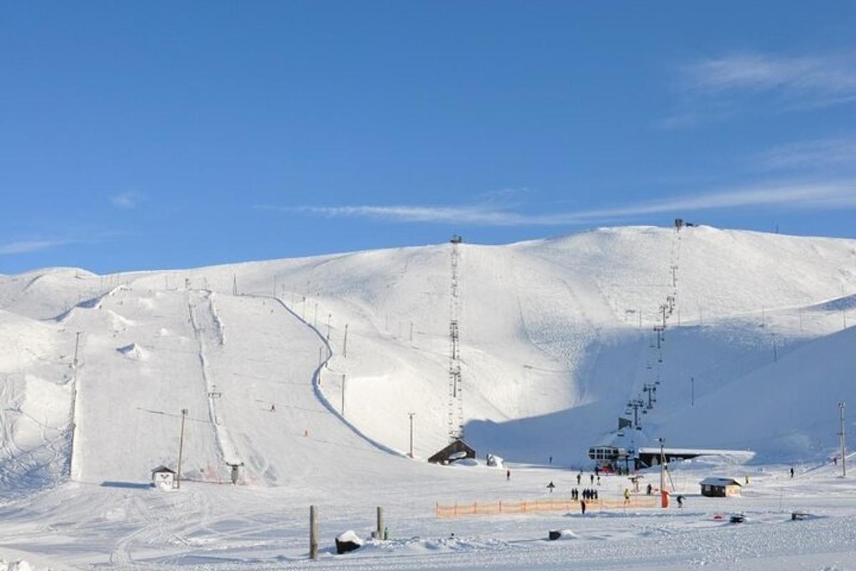 isang bundok na natatakpan ng niyebe na may ski lift dito