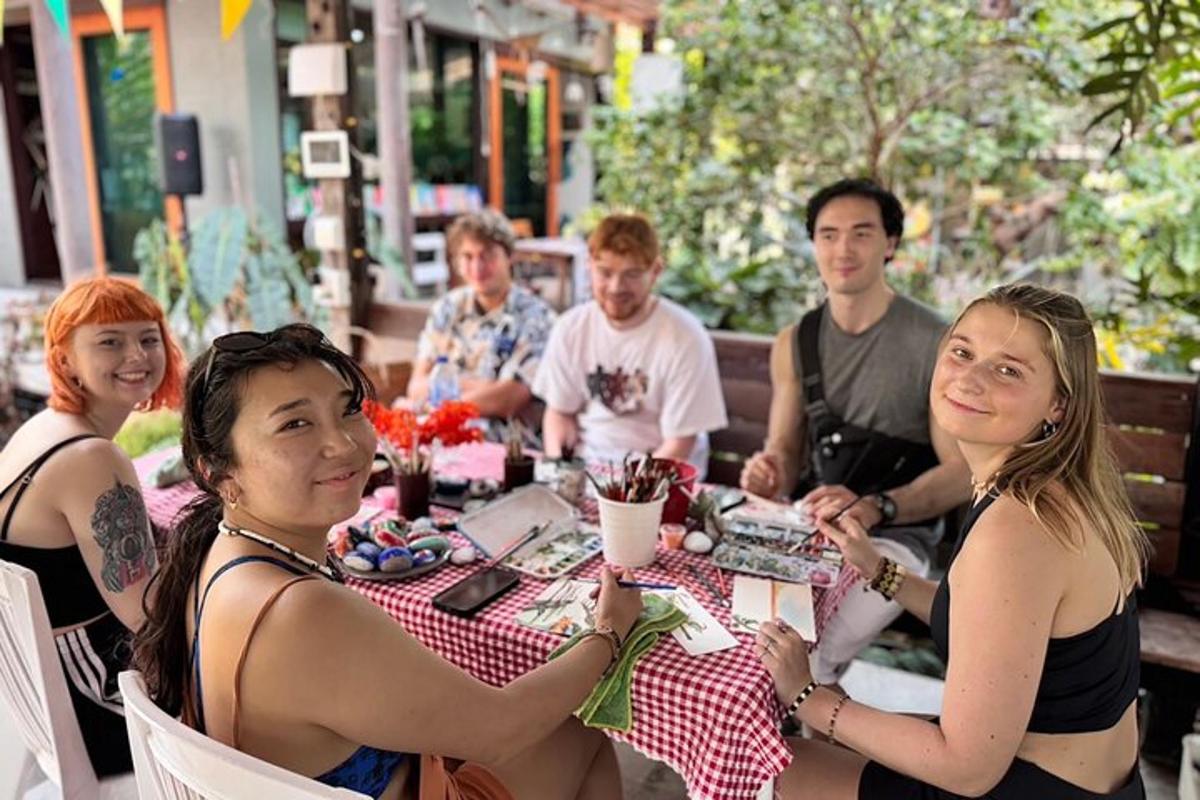 un grupo de personas sentadas en una mesa en un restaurante