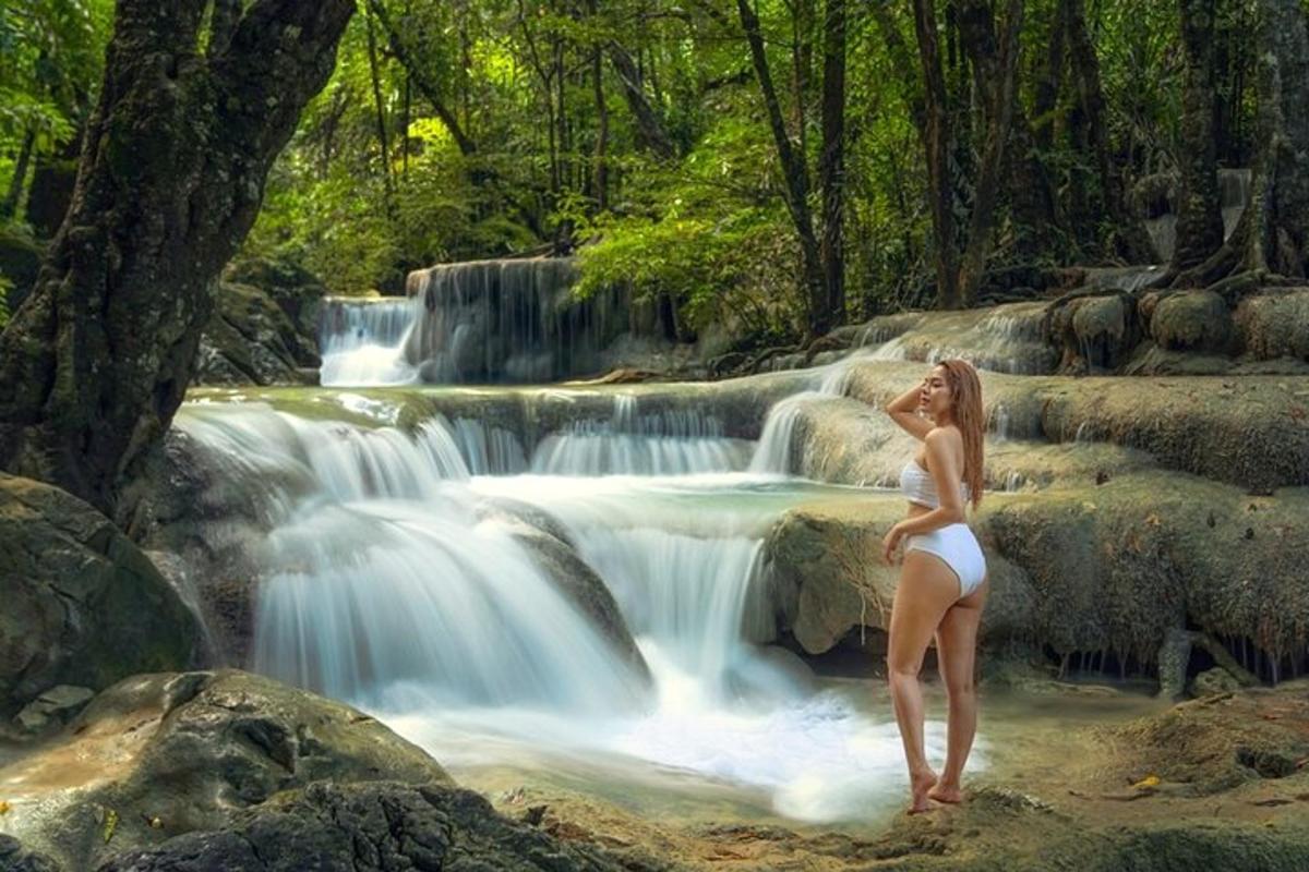 eine Frau steht vor einem Wasserfall
