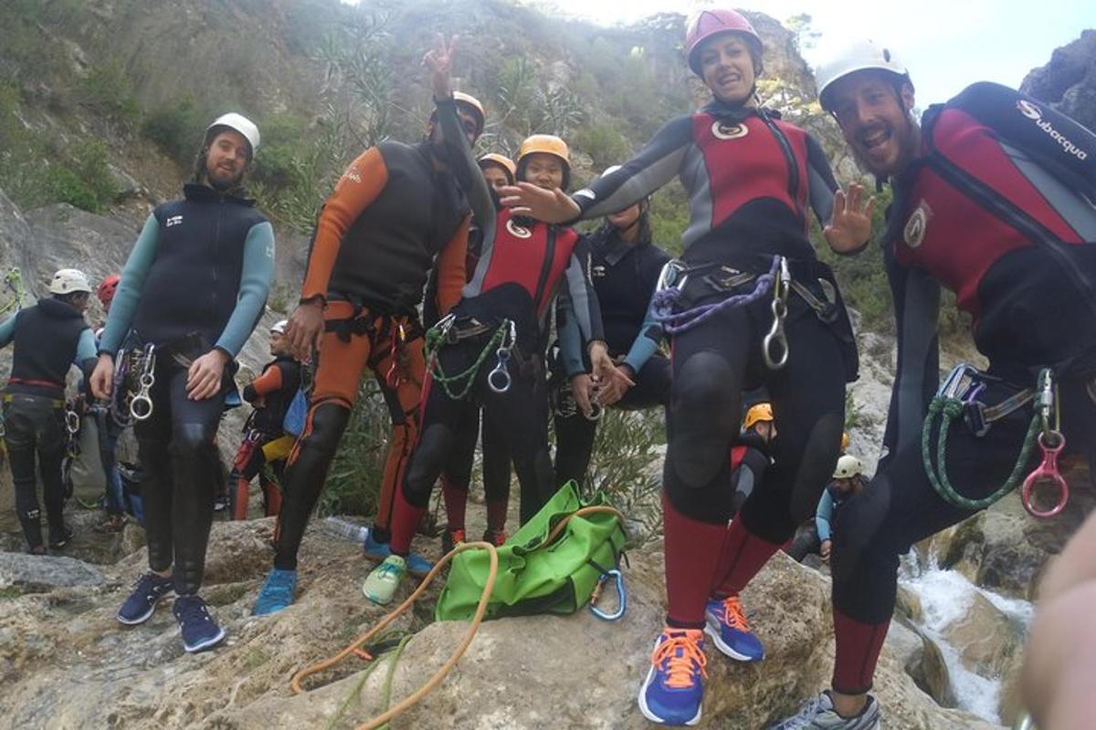 un gruppo di persone in posa per una foto su una montagna