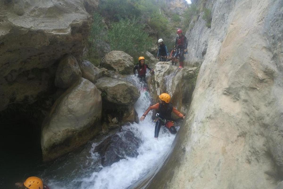 un gruppo di persone che vanno in bicicletta in un fiume