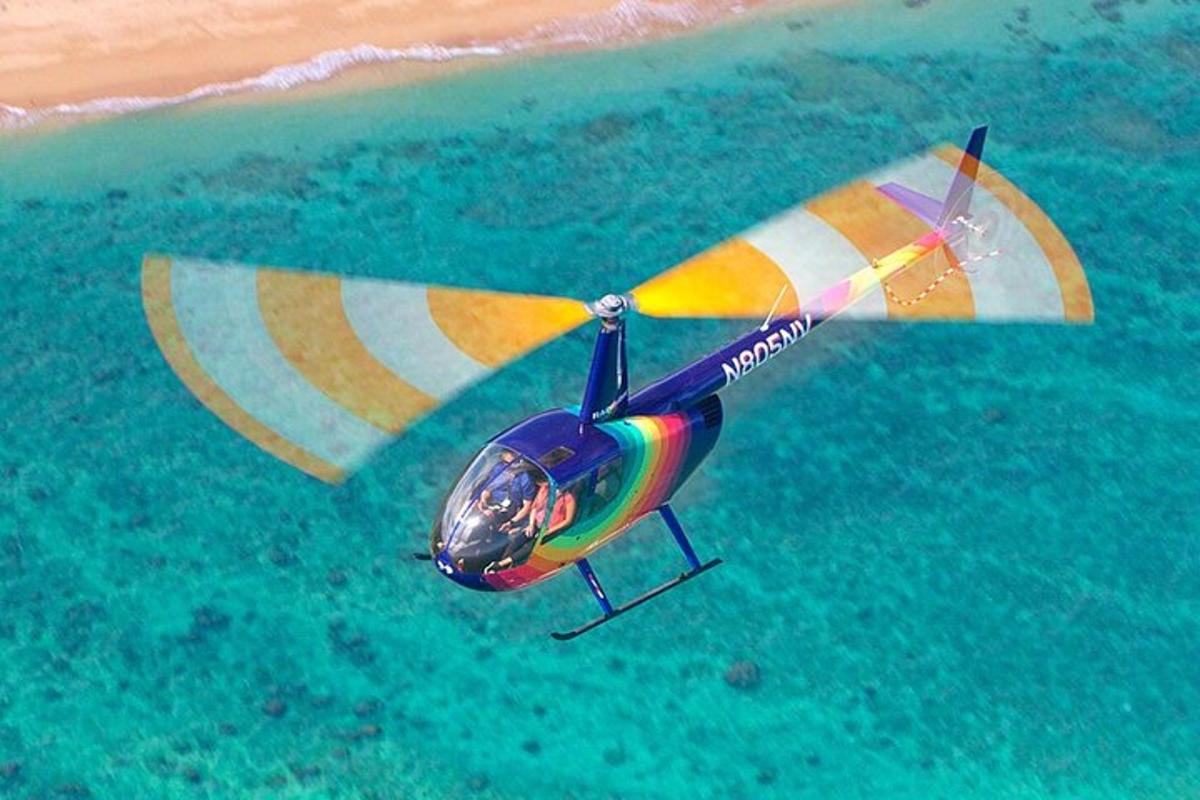 Egy helikopter repül az óceán felett, benne egy emberrel